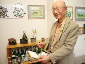 After retiring, what was once a pastime became his passion, and he developed a new career as a painter. Using a watercolor style