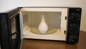 The photo warm up tokkuri in maicrowave oven