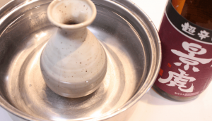 The photograph make hot sake by a pot and tokkuri