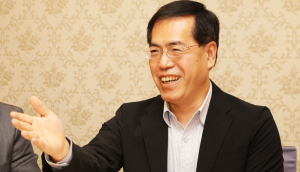 VEDAN’s Liquor Business Director Jason Lin, smiling in a meeting with Gekkeikan counterparts. He says their partnership goes beyond business interests, encompassing a cultural and linguistic exchange.
