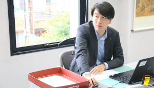 Taiji Okura at desk