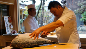Preparing the Himi amberjack before our eyes